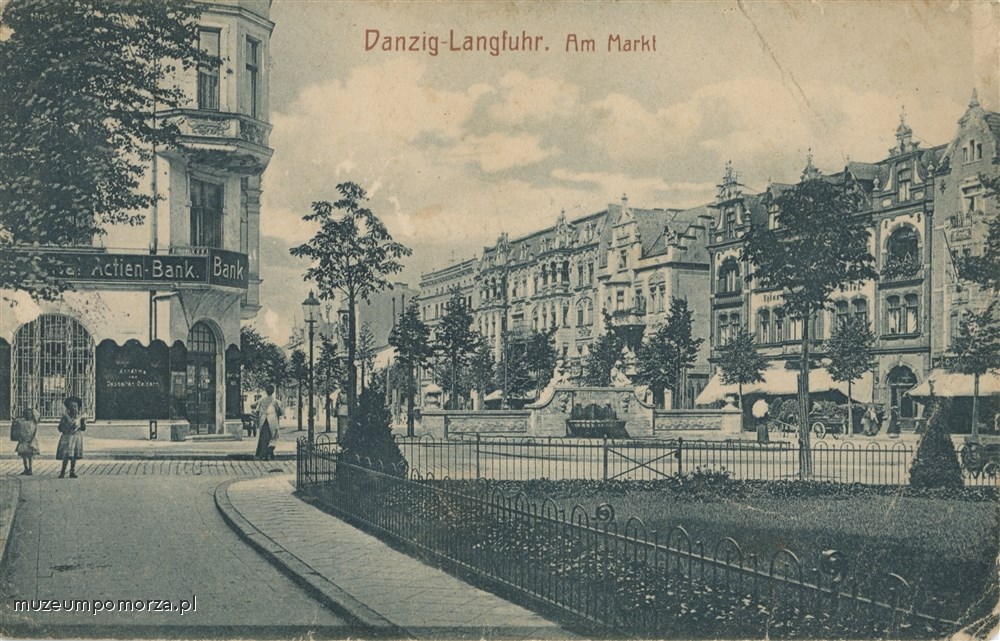 Gdańsk, wrzeszczański rynek z fontanną i skwerem