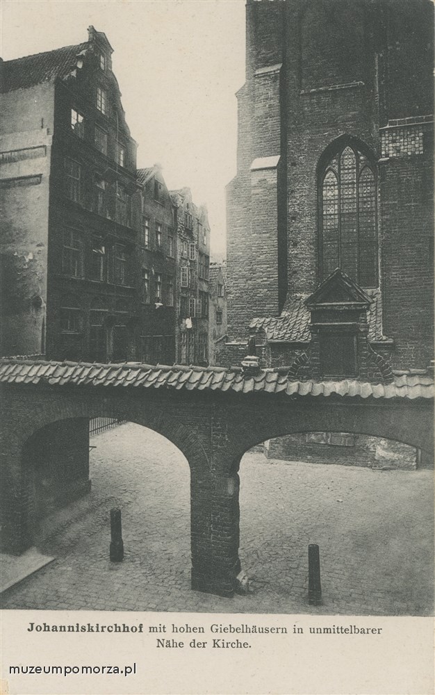 Gdańsk kościół św. Jana oraz sąsiadujące z nim domy, Danzig Johanniskirchof mit hohen Giebelhäusern in unmittelbarer Nähe der Kirche 