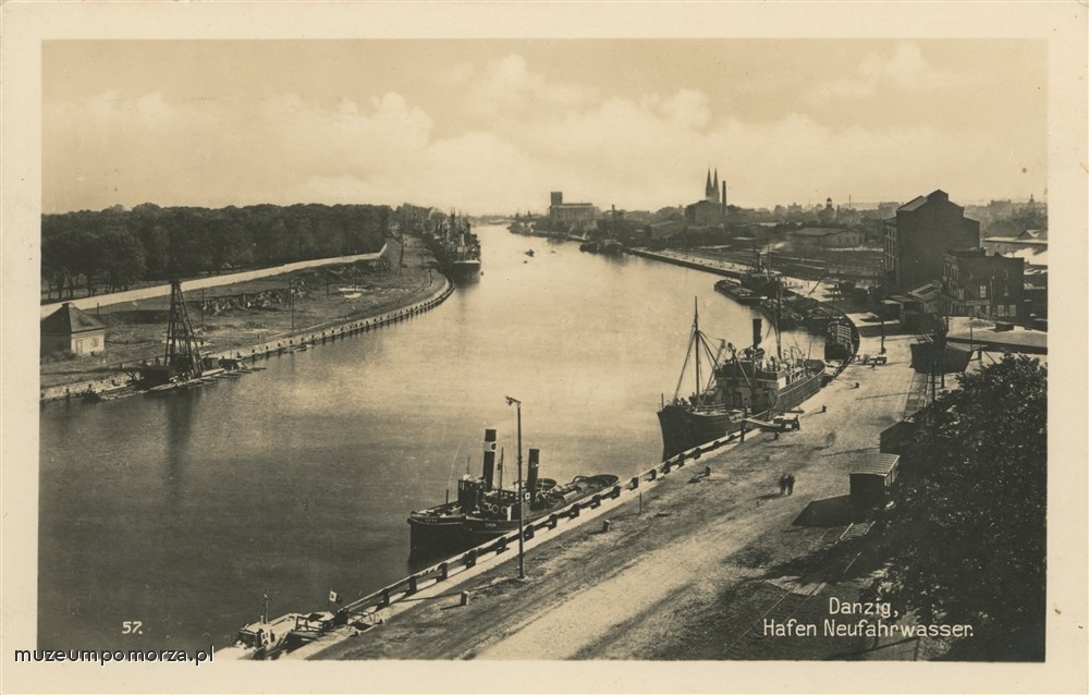 Gdańsk, widok na nabrzeża Westerplatte i Nowego Portu.