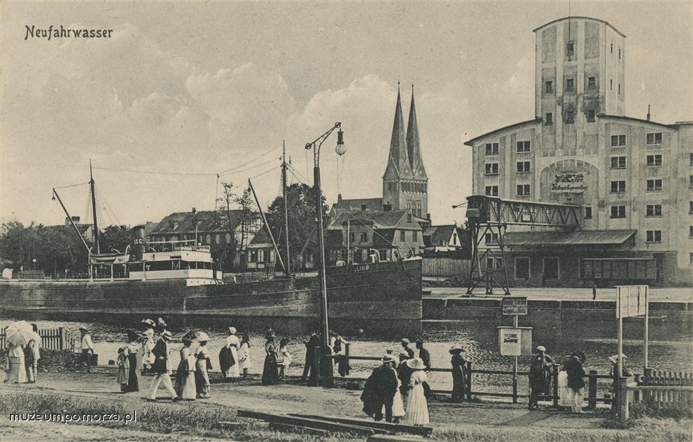 Gdańsk, nabrzeże Nowego Portu i spichlerz Anker