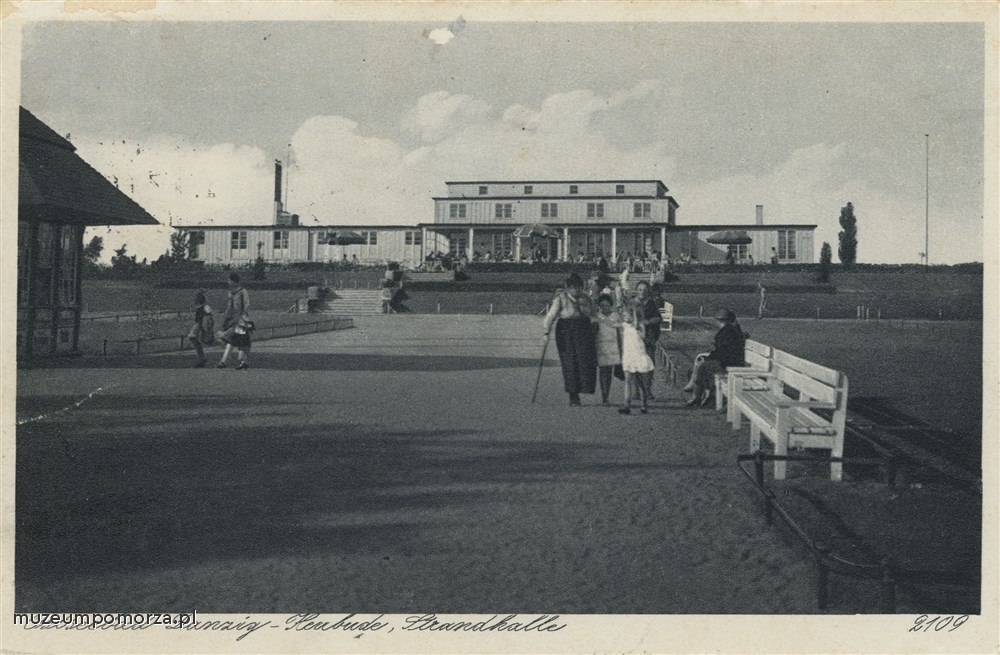 Gdańsk, Przed Domem Plażowym na Stogach