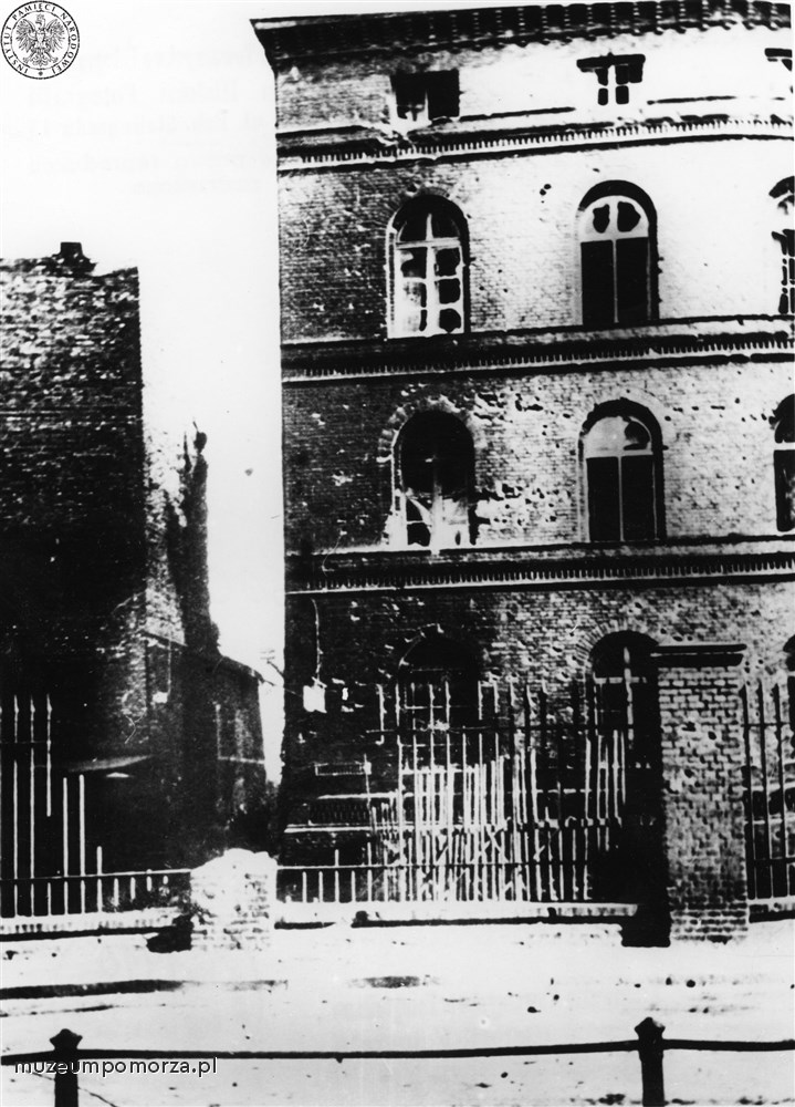 Gdańsk; Uszkodzenia budynku Poczty Polskiej w Gdańsku po ustaniu walk.