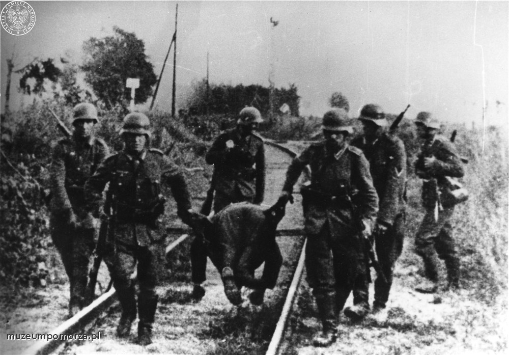 Westerplatte;Żołnierze niemieccy niosą ciało poległego kolegi po nieudanym ataku na Westerplatte. 