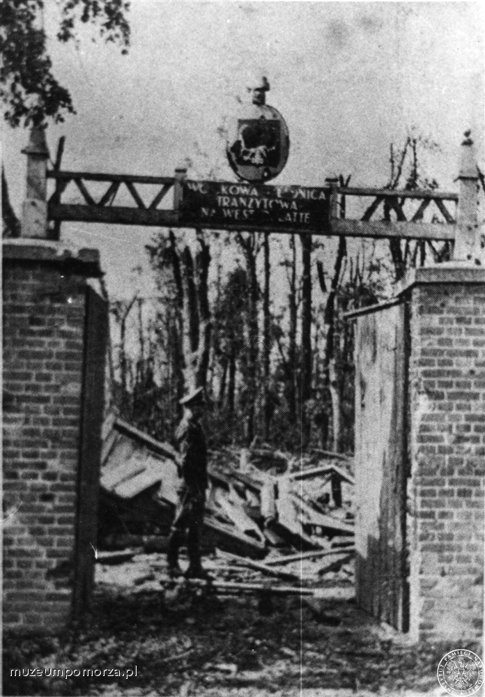 Westerplatte; Uszkodzona podczas walk brama wejściowa na teren Wojskowej Składnicy Tranzytowej na Westerplatte.