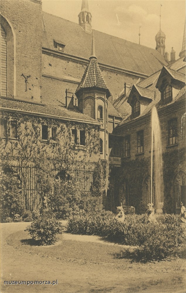 Gdańsk, Na dziedzińcu Muzeum Miejskiego