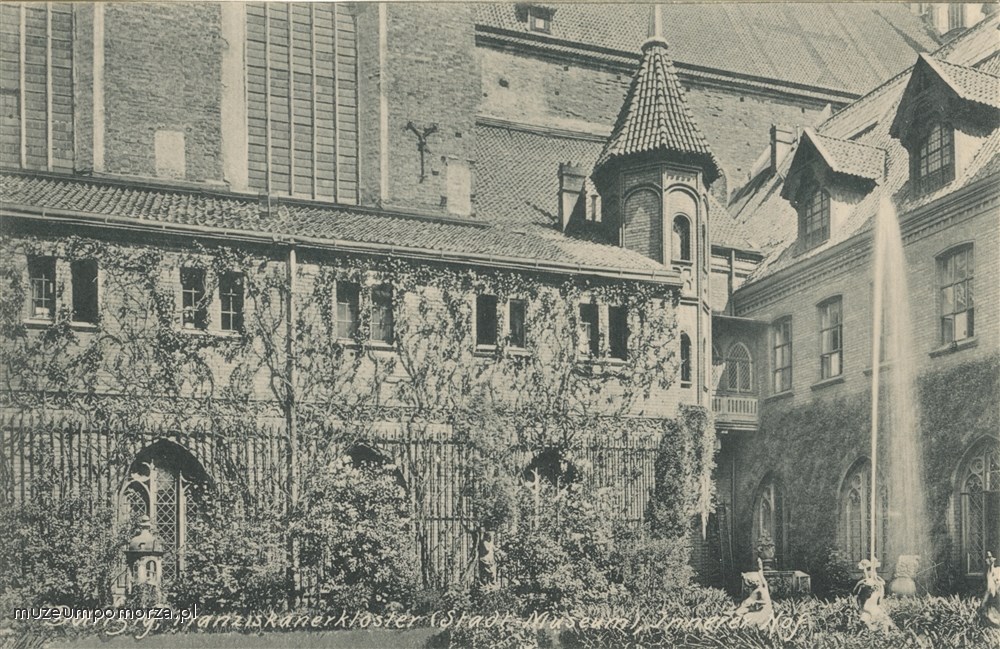 Gdańsk, Na dziedzińcu Muzeum Miejskiego